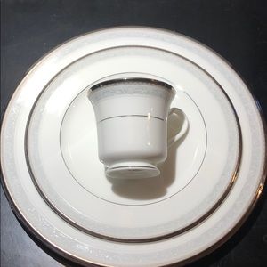 Noritake 5piece setting. Montvale Platinum pattern